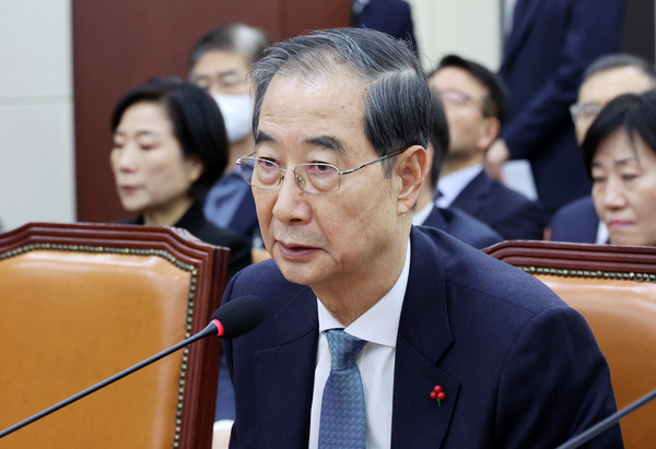 ▲ 직무정지된 한덕수 국무총리가 지난 15일 오후 서울 여의도 국회에서 열린 윤석열 정부의 비상계엄 선포를 통한 내란 혐의 진상규명 국정조사 특별위원회 제4차 전체회의에서 의원 질의에 답변하고 있다. /뉴시스