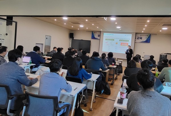 ▲ 중소기업 관계자들이 다수공급자계약에 대한 설명을 듣고 있다.