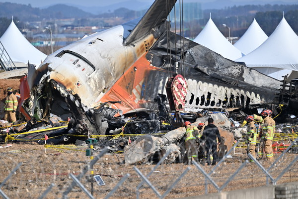 ▲ 제주항공 여객기 참사 닷새 째인 지난 2일 오후 전남 무안군 무안국제공항 활주로 사고 현장 주변에서 사고조사위원회가 크레인을 동원해 여객기가 충돌했던 구조물인 로컬라이저의 콘크리트 더미를 들어올리고 있다. /뉴시스