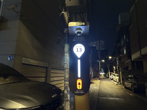 ▲ 회기역 인근 골목길에 설치된 현재 위치가 LED로 표시되는 스마트 안심모듈형 비상벨.