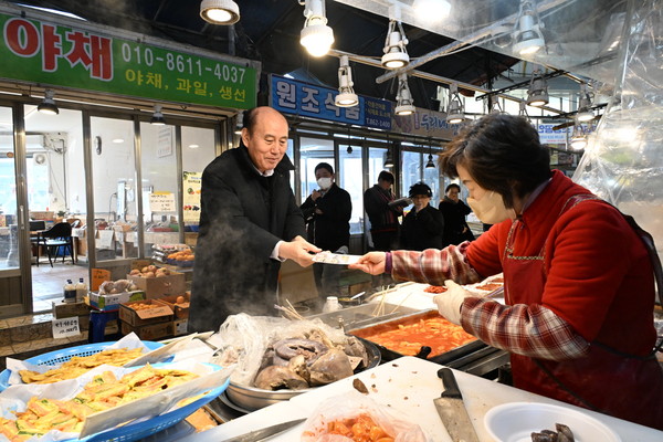 ▲ 박형덕 동두천시장 설맞이 관내 전통시장 방문 모습.