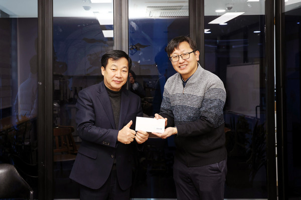 ▲ 1월 23일 군포시의회 김귀근 의장(사진 왼쪽)이 군포남자중장기청소년쉼터를 방문해 위문품을 전달했다.