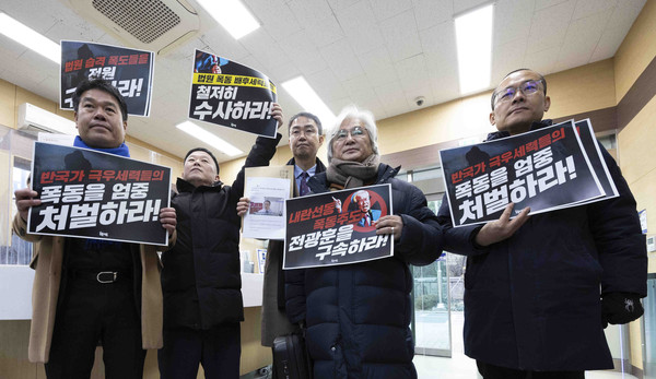 ▲ 불행동 회원들이 23일 서울 종로구 서울경찰청 민원실에서 전광훈 목사 고발건 관련 고발인 조사에 앞서 손 피켓을 들고 서 있다. /뉴시스