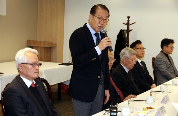 ▲ 권영세 국민의힘 비상대책위원장이 23일 서울 여의도의 한 식당에서 열린 상임고문단 회의 및 오찬에서 인사말을 하고 있다. /뉴시스