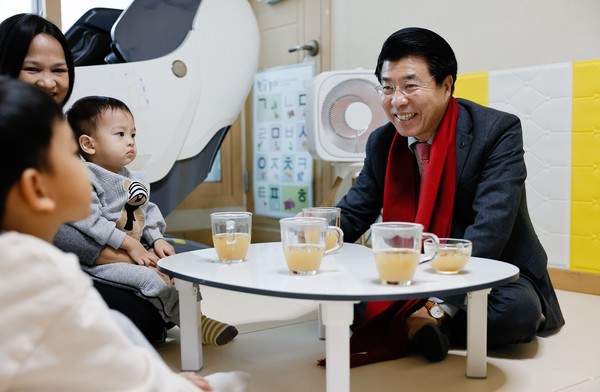 ▲ 다문화가정 방문한 서강석 송파구청장.