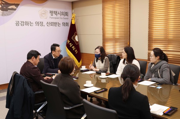 ▲ 사회복지시설 관계자와 간담회하는 모습.