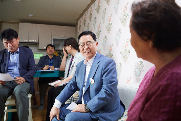 ▲ 홀몸 어르신 방문한 강수현 시장.