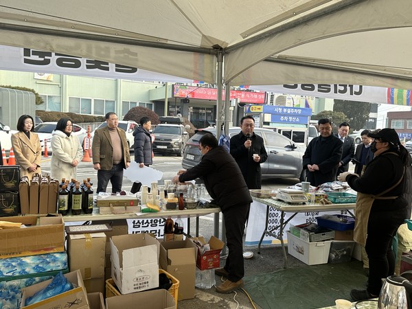 ▲ 이충우 여주시장이 직거래 장터 참여 농가들을 격려하고 있다.