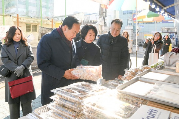 ▲ 이권재 오산시장이 설을 맞아 관내 전통시장에서 장을 보고 있다.