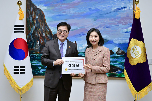 ▲ 건의문 전달하는 최호정 의장.
