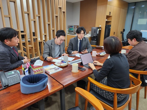 ▲ 최병선·박상현 의원, DMZ 평화 행사 개선 논의 모습.