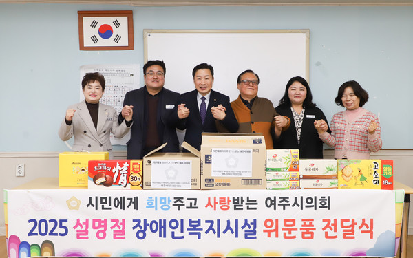 ▲ 위문품 전달 기념촬영 모습.
