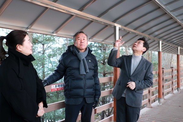 ▲ 이상일 용인특례시장(오른쪽)이 성복초등학교와 성복중학교 학생들이 통학로로 이용하는 현장을 둘러보고 있다.