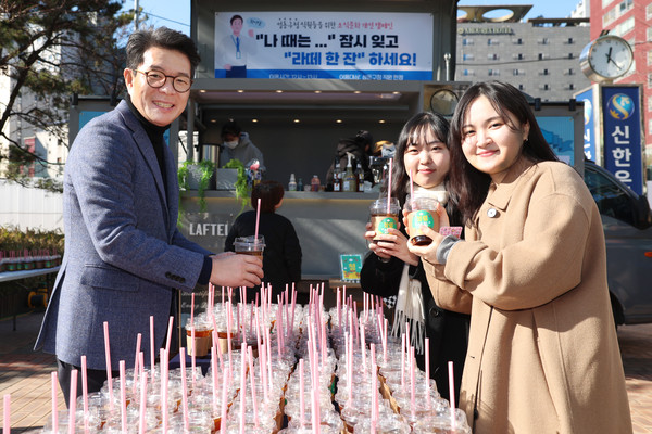▲ 성동구가 유연한 조직문화 조성을 위해 지난 1월 24일 ‘커피차 이벤트’를 진행했다. 사진은 정원오 성동구청장(사진 왼쪽)과 직원들의 모습