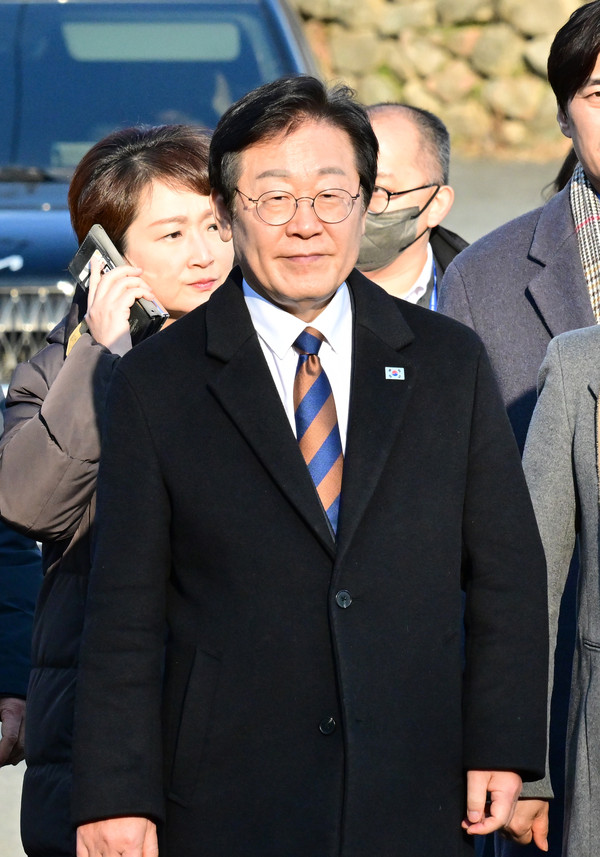 ▲ 더불어민주당 이재명 대표가 설연휴 마지막 날인 30일 오후 경남 양산시 평산마을을 찾아 문재인 전 대통령을 예방한 후 사저를 나서고 있다. /뉴시스
