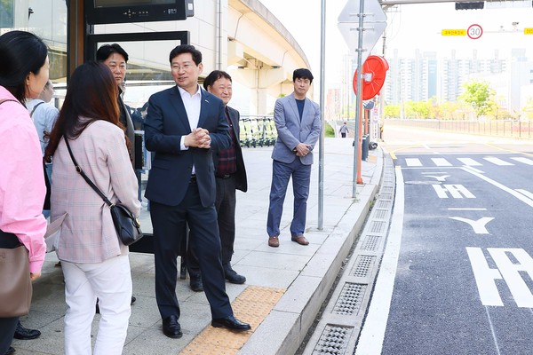 ▲ 현장에서 시민과 소통하는 이싱일 용인특례시장.