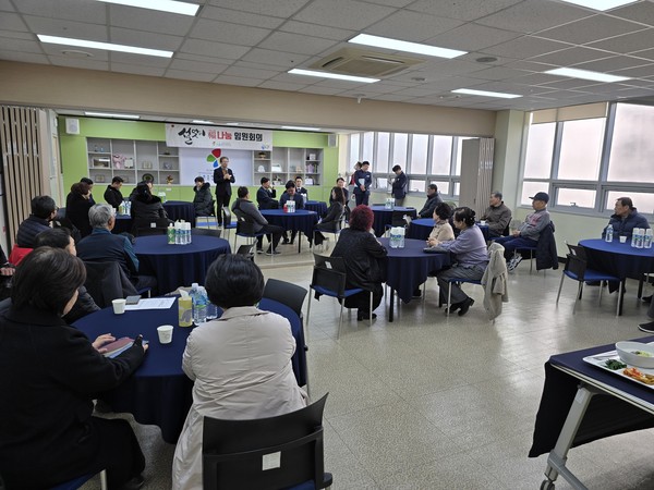 ▲ 경로당 어르신들께 인사드리는 이종민 관장.