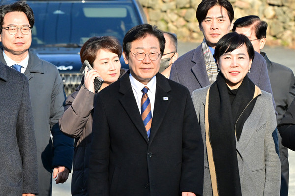 ▲ 더불어민주당 이재명 대표가 설연휴 마지막 날인 30일 오후 경남 양산시 평산마을을 찾아 문재인 전 대통령을 예방한 후 사저를 나서고 있다. /뉴시스