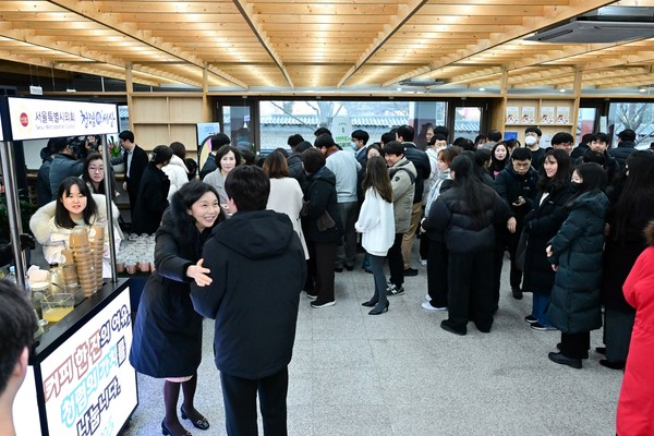▲ 청렴 시의회를 위한 직원과의 소통행사 중인 최호정 의장.