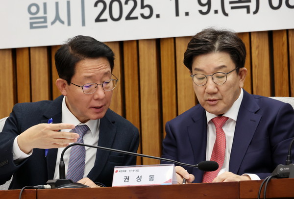 ▲ 대화 나누는 권성동 원내대표와 김상훈 정책위의장. /뉴시스