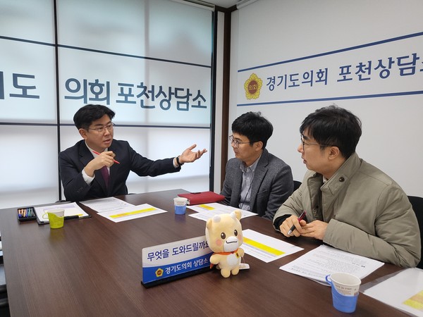 ▲ 장애인거주시설 지원 개정사항 논의하는 윤충식 도의원.