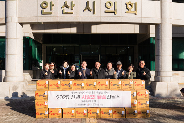 ▲ 지난 24일 의회 앞에서 박태순 의장(왼쪽에서 다섯번째)과 (사)펌프카협의회 관계자 등이 기념촬영에 임하고 있는 모습.