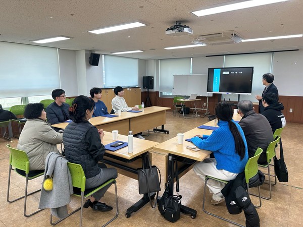 ▲ 안양시학교밖청소년지원센터 학습 멘토링 위촉 및 교육 진행 모습.