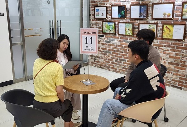 ▲ 이모티콘 작가가 이모티콘 제작 관련 경험과 지식을 전달하고 있다.