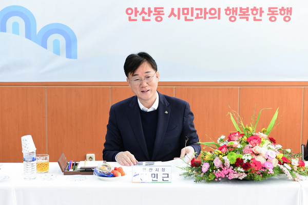 ▲ 이민근 시장이 지난해 진행된 안산동 연두방문에서 대화를 진행하고 있다.