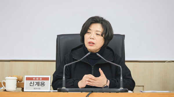 ▲ 신계용 과천시장이 과천시 생활보장위원회 회의서 인사말을 하고 있다.