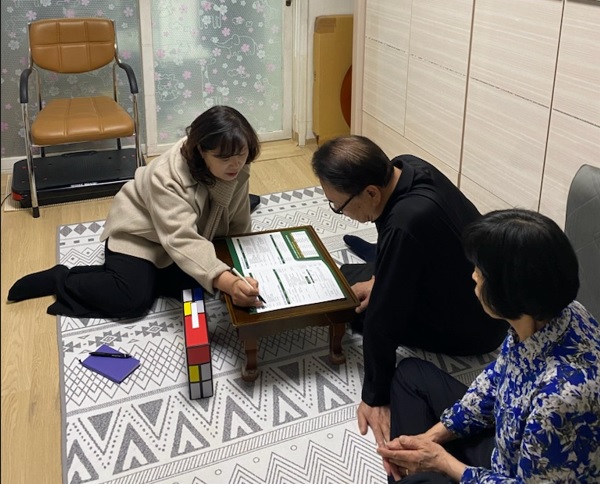 ▲ 송파구 숨은희망찾기로 대상 가구를 방문해 심층 상담을 진행하고 있다.