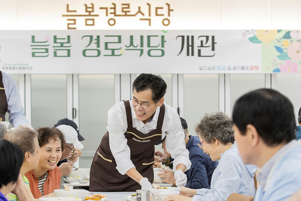 ▲ 지난해 목동종합복지관 경로식당에서 배식 지원하는 이기재 양천구청장.
