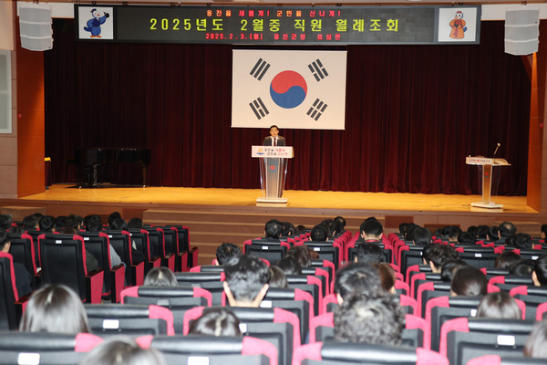 ▲ 문경복 옹진군수가 2월 중 월례조회에서 인사말을 하고 있다.