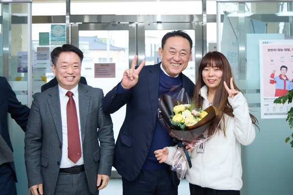 ▲ 이충우 여주시장이 직원들과 사진을 찍고 있다.
