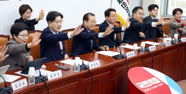 ▲ 권영세 국민의힘 비상대책위원장과 권성동 원내대표를 비롯한 비대위원들이 3일 오전 서울 여의도 국회에서 열린 비상대책위원회의에서 한국수어의날을 맞아 '국민과 함께 미래로 갑니다'를 수어로 하고 있다. /뉴시스