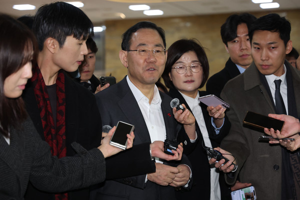 ▲ 의총장 들어서는 주호영. /뉴시스