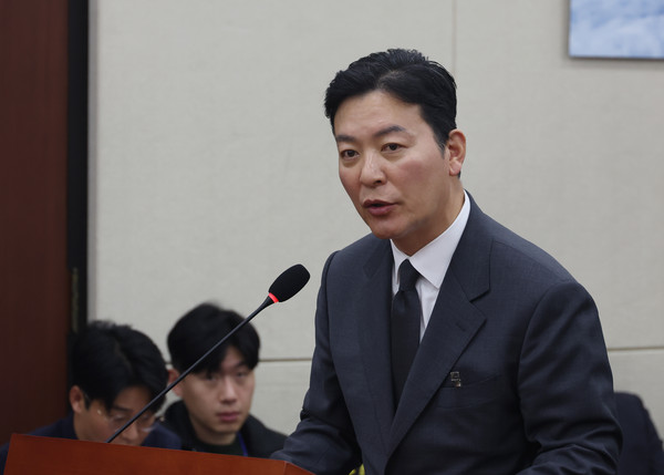 ▲ 의원 질의에 답하는 김성훈 경호처 차장. /뉴시스