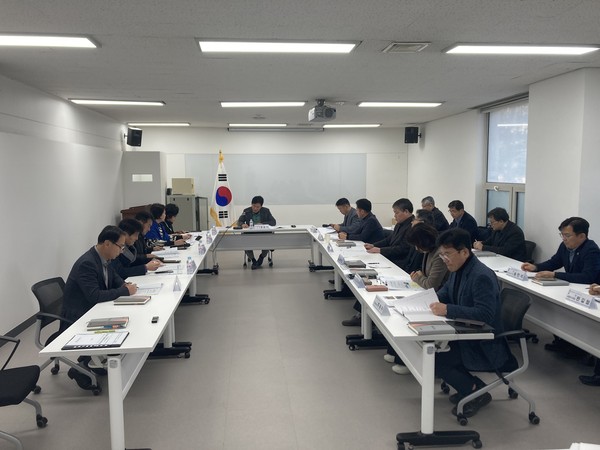 ▲ 안양시의회 도시건설위원회, 집행기관과의 현안사항 간담회 모습.