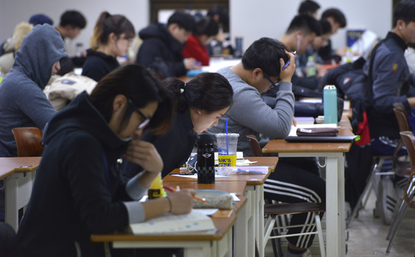 ▲ 서울 노량진 고시학원에서 학원생들이 공부에 매진하고 있다. /뉴시스