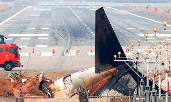 ▲ 지난해 12월 30일 전남 무안국제공항 활주로에 전날 발생한 제주항공 참사 여객기의 잔해와 동체 착륙의 흔적이 남아 있다. /뉴시스