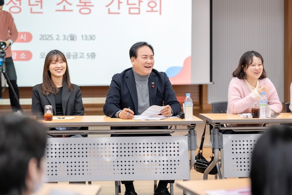 ▲ 이권재 오산시장이 '청년과의 소통 간담회'를 진행하고 있다.