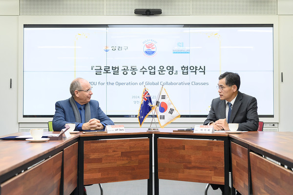 ▲ 지난해 ‘글로벌 공동수업 운영’ 협약식에서 이기재구청장과 호주 Hillcrest College 총장.