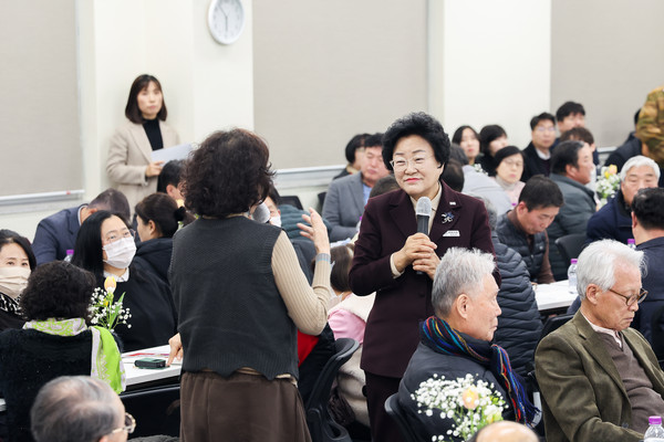 ▲ 김경희 이천시장이 주민과 대화를 나누고 있다.