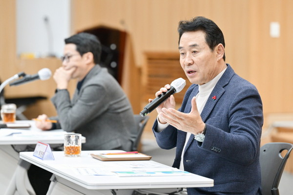 ▲ 백영현 포천시장이 청년 지방행정체험 1기 참여자 간담회를 주재하고 있다.