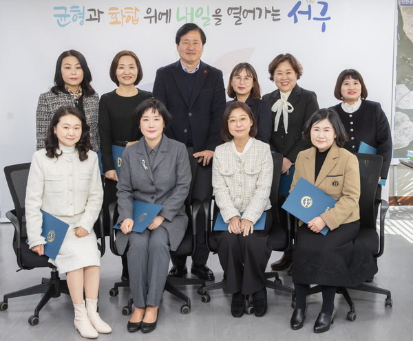 ▲ 인천 서구 국공립어린이집 위탁증서 전달 모습.