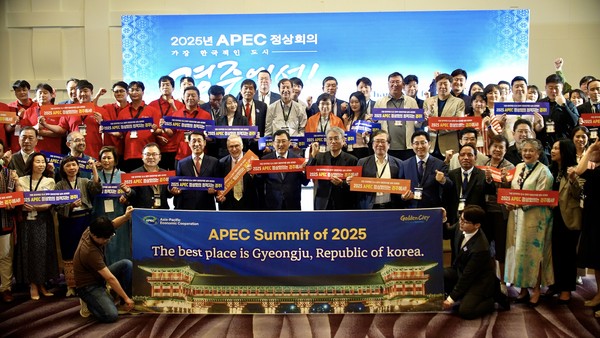 ▲ 지난해 2월 태국 파타야에서 열린 2024 피나클 어워즈 및 아시아 축제도시 컨퍼런스에서 참석자들이 2025 APEC 정상회의 경주유치 퍼포먼스를 펼치고 있다.