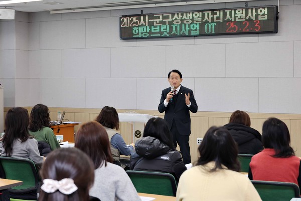 ▲ 김찬진 인천동구청장이 ‘희망브릿지사업’ 참여자 안내·적응 교실서 인사말을 하고 있다.