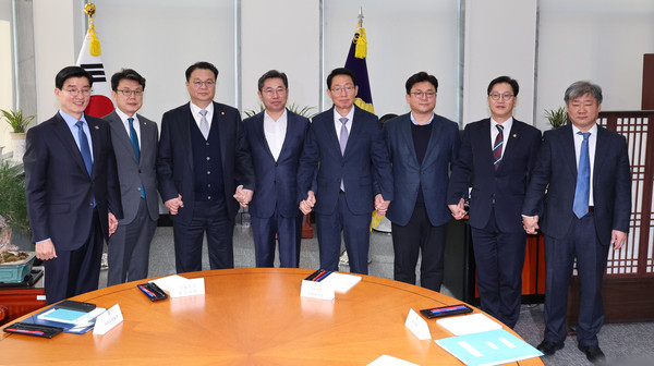 ▲ 4일 오전 서울 여의도 국회에서 열린 국회 정부 국정협의체 실무협의에서 참석자들이 기념촬영을 하고 있다. /뉴시스