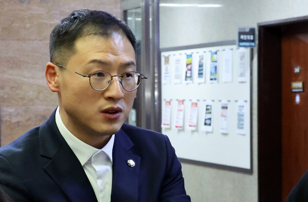 ▲ 김상욱 국민의힘 의원이 지난달 16일 오후 서울 여의도 국회에서 취재진 질문에 답하고 있다. /뉴시스