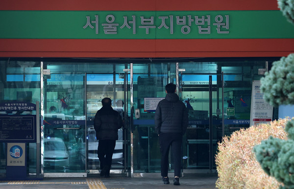 ▲ 20일 오전 서울 마포구 서울서부지방법원에서 민원인들이 이동하고 있다. /뉴시스